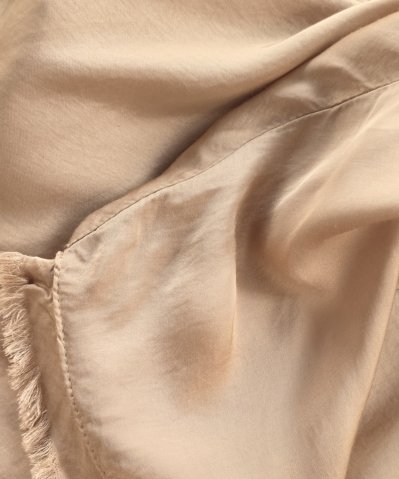 Top satiné Sarah Beige foncé – Image 2